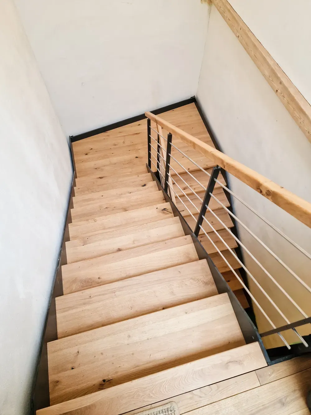 Holztreppe mit Eichenstufen und Metallgeländer