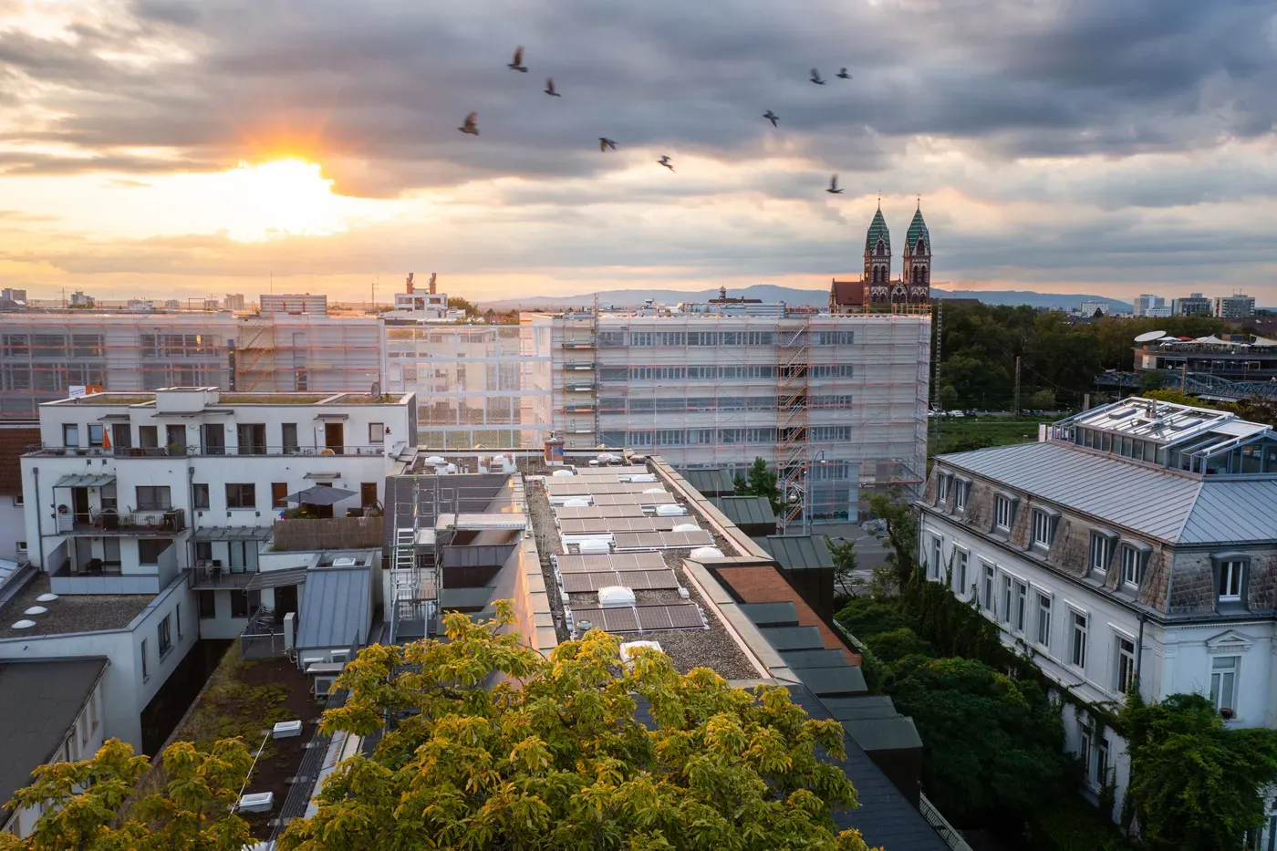 Luftaufnahme von Freiburg im Abendlicht